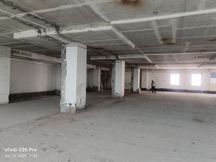  Parking, gomti nagar Commercial Office Space 10000 Sq.Ft. In Gomti Nagar Lucknow 8852456