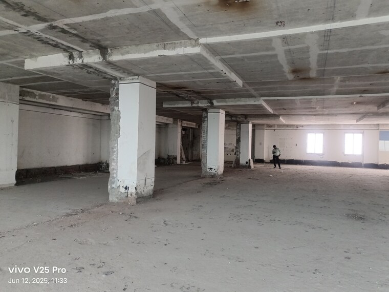  Parking, gomti nagar Commercial Office Space 10000 Sq.Ft. In Gomti Nagar Lucknow 8852456