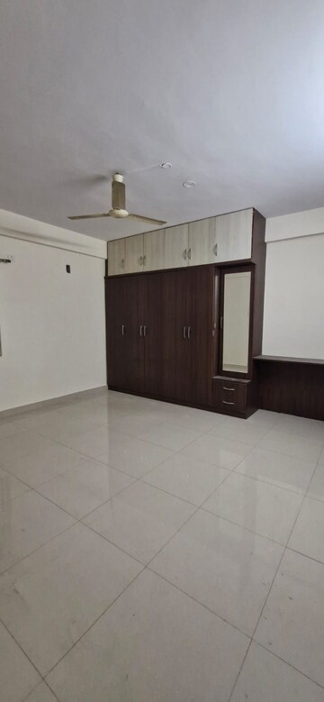 Room in 3 BHK Builder Floor at Kondapur – for Rent
