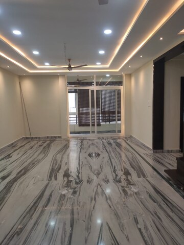 Room in 3 BHK Builder Floor at Kondapur – for Rent
