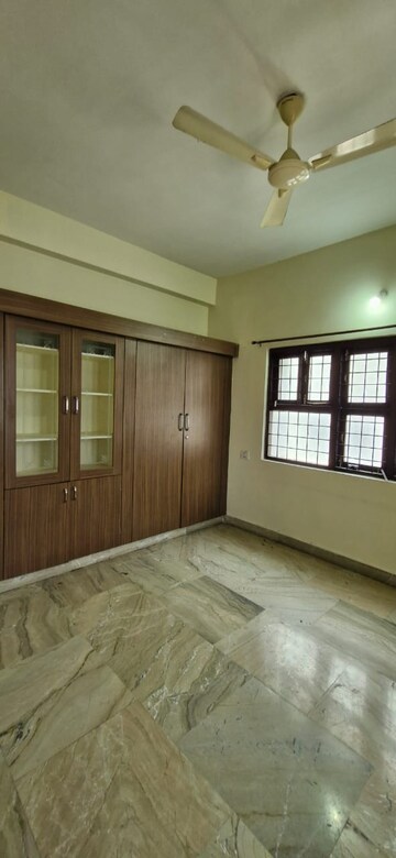 Room in 3 BHK Builder Floor at Kondapur – for Rent