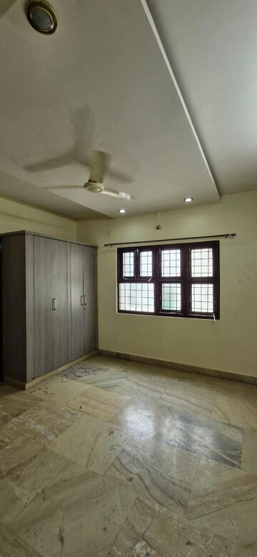 Room in 3 BHK Builder Floor at Kondapur – for Rent