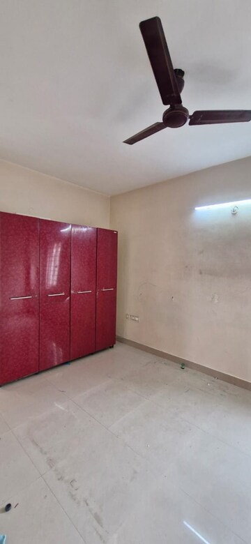 Room in 3 BHK Builder Floor at Kondapur – for Rent
