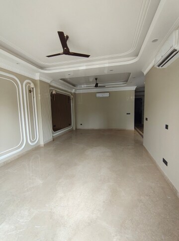 Building Lobby in 3 BHK Builder Floor at Unitech South City II, Sector 50 – for Rent