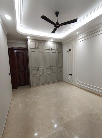 Room in 3 BHK Builder Floor at Unitech South City II, Sector 50 – for Rent