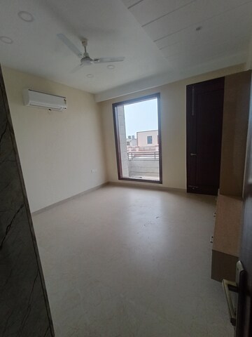 Room in 3 BHK Builder Floor at Sector 15 – for Rent