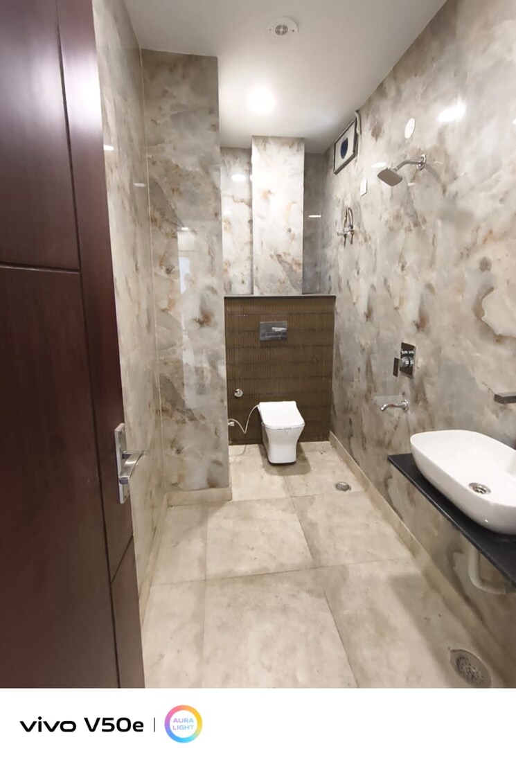Bathroom, rajouri garden 3 Bedroom 200 Sq.Yd. Builder Floor In Rajouri Garden Delhi 8853122