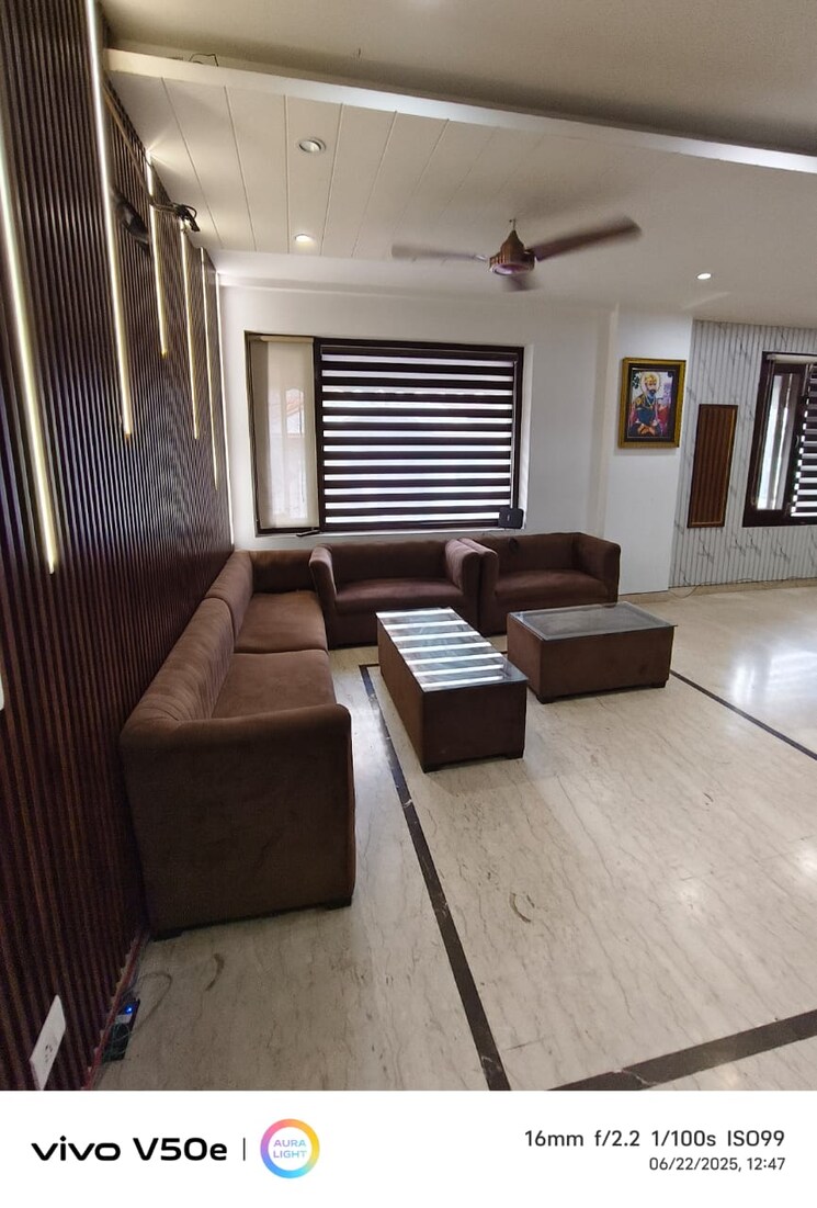 Living Room, rajouri garden 3 Bedroom 200 Sq.Yd. Builder Floor In Rajouri Garden Delhi 8853122