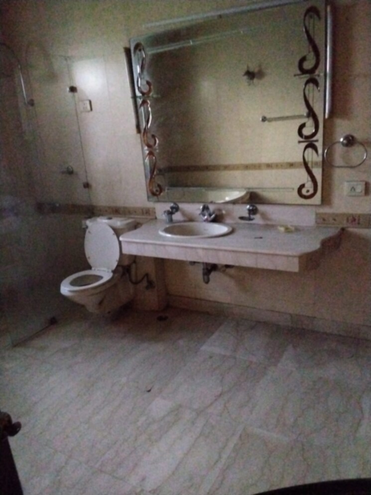 Bathroom, sector 26 3 Bedroom 500 Sq.Yd. Builder Floor In Sector 26 Gurgaon 8853164