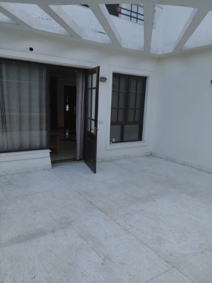 Room, sector 26 3 Bedroom 500 Sq.Yd. Builder Floor In Sector 26 Gurgaon 8853164