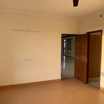 Room in 4 BHK Apartment at Jaypee Imperial Court, Sector 128 – for Rent