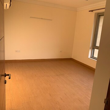 Room in 4 BHK Apartment at Jaypee Imperial Court, Sector 128 – for Rent