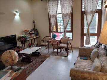Living Room in 4 BHK Builder Floor at Sector 50 – for Rent