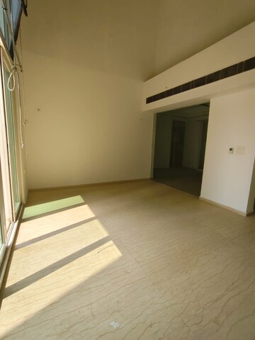 Room in 4 BHK Apartment at Antriksh Golf View, Sector 78 – for Rent
