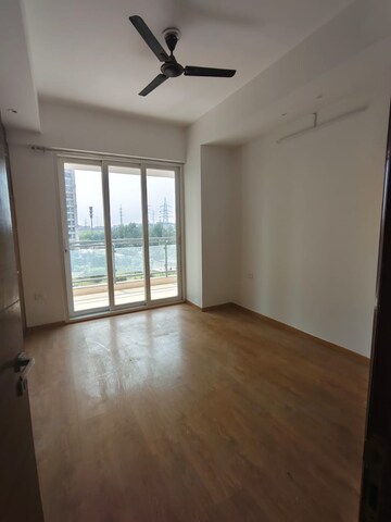 Room in 4 BHK Apartment at Antriksh Golf View, Sector 78 – for Rent