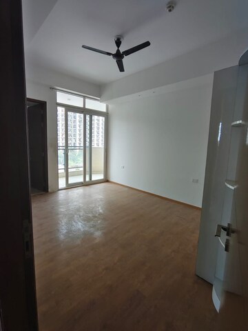 Room in 4 BHK Apartment at Antriksh Golf View, Sector 78 – for Rent