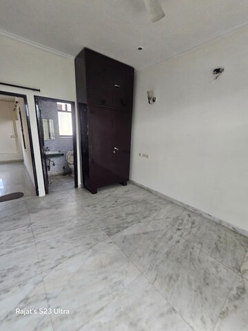 Room in 2 BHK Apartment at Relaxo Apartment, Sector 46 – for Rent