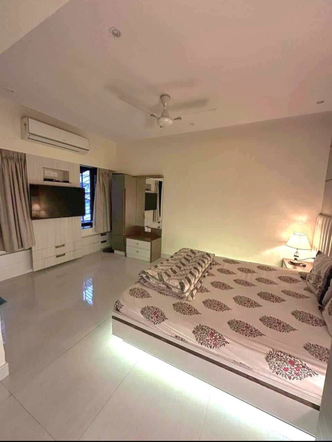 1 BHK + Extra Room 450 Sq.Ft. Apartment in Legend Apartment Santacruz