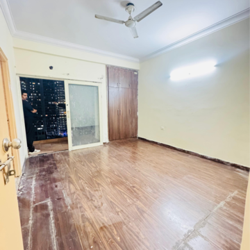 Room in 3 BHK Apartment at Antriksh Golf View, Sector 78 – for Rent