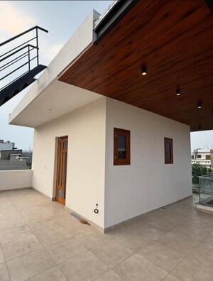 Room in 2.5 BHK Builder Floor at Sector 35 – for Sale