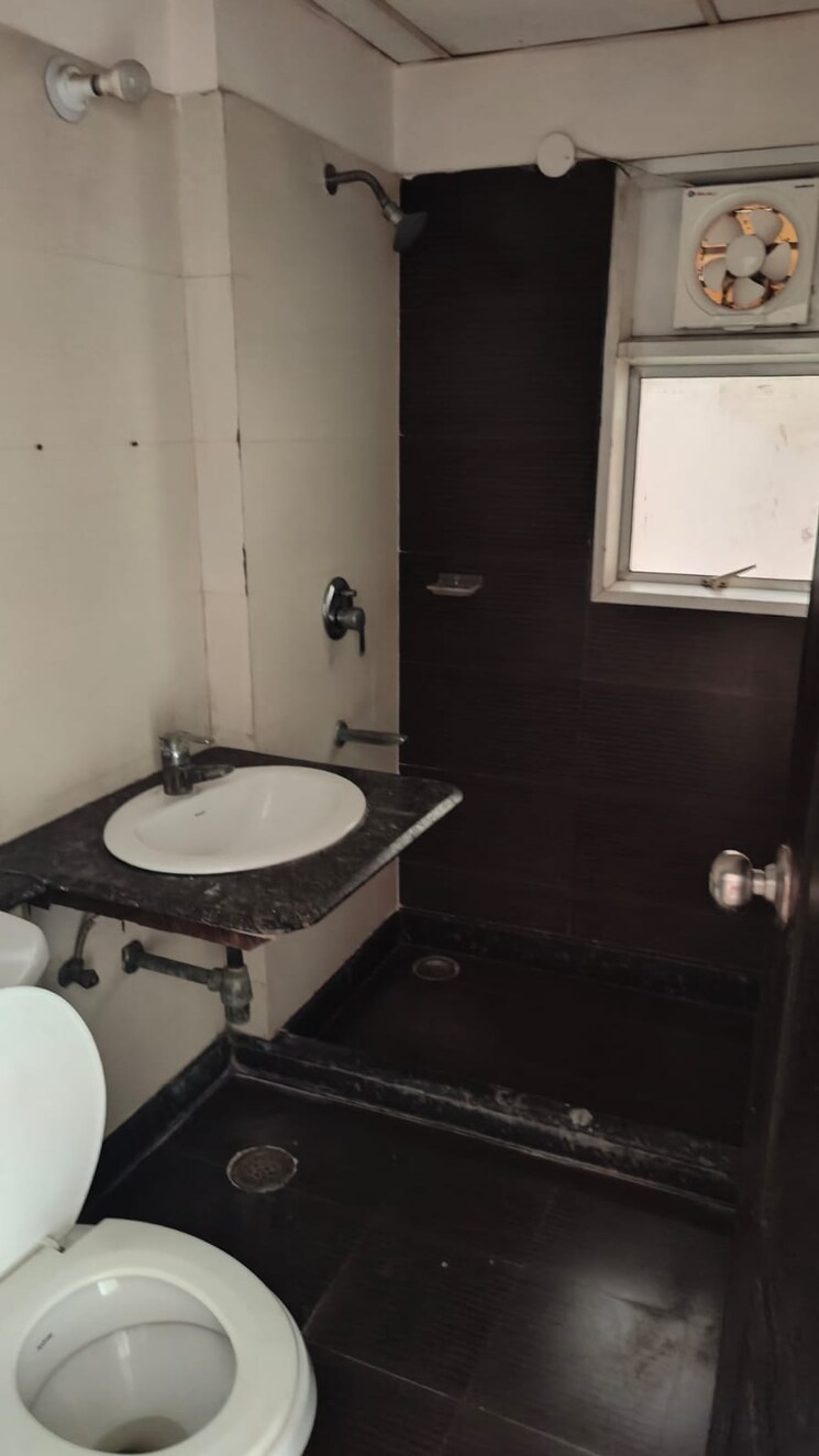 Bathroom, nimbus-express-park-view-ii 2.5 Bedroom 1114 Sq.Ft. Apartment In Chi V Greater Noida Greater Noida 8853368