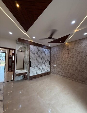 Room in 2 BHK Builder Floor at Sector 33 – for Sale