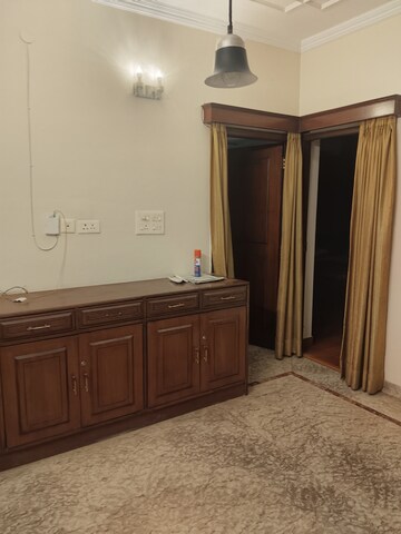 Room in 4 BHK Apartment at Sarita Vihar – for Rent