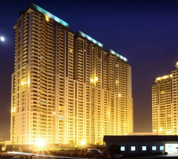 4 BHK + Servant Room Apartment For Sale in DLF The Crest