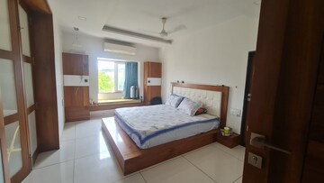 Bedroom in 6 BHK Apartment at Makarba – for Rent