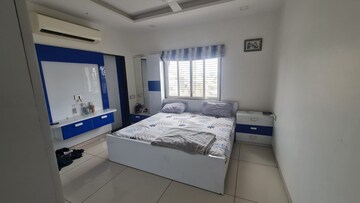 Bedroom in 6 BHK Apartment at Makarba – for Rent