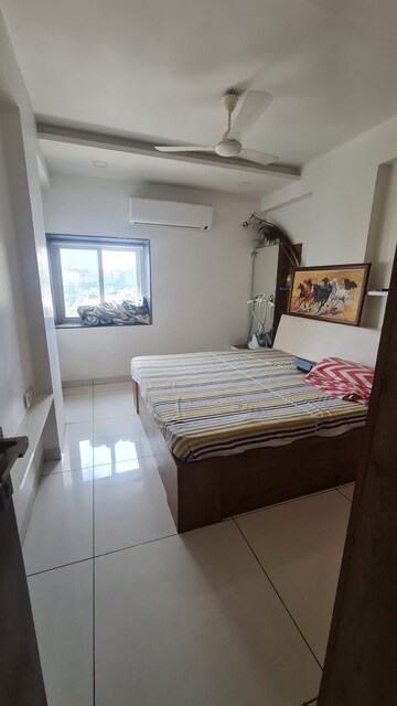 Bedroom in 6 BHK Apartment at Makarba – for Rent