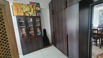 Room in 6 BHK Apartment at Makarba – for Rent