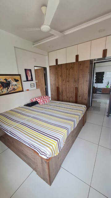 Bedroom in 6 BHK Apartment at Makarba – for Rent