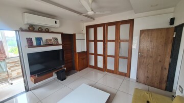 Room in 6 BHK Apartment at Makarba – for Rent