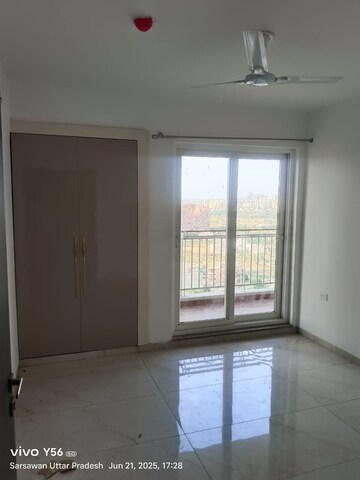 Room in 3.5 BHK Apartment at Rishita Manhattan, Gomti Nagar – for Rent