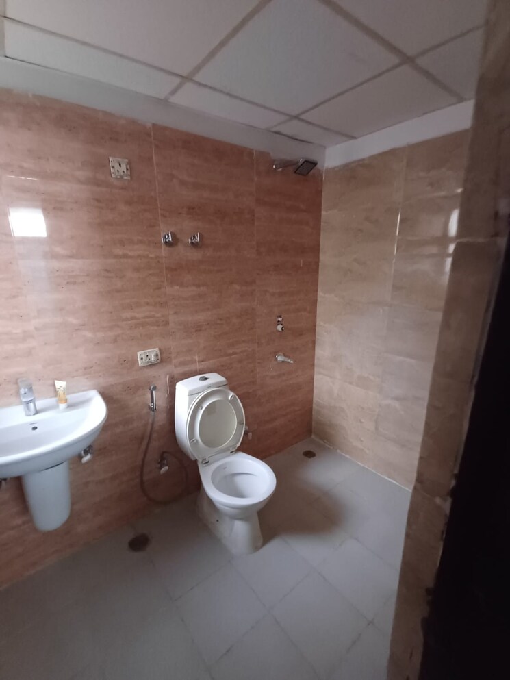 Bathroom, jm-aroma 3 Bedroom 1550 Sq.Ft. Apartment In Sector 75 Noida 8853690