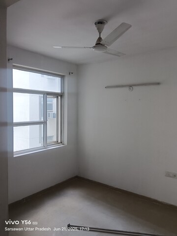 Room in 3.5 BHK Apartment at Omaxe R2, Gomti Nagar – for Rent