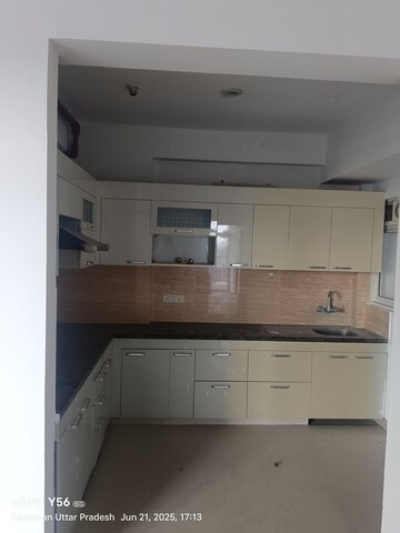 Kitchen in 3.5 BHK Apartment at Omaxe R2, Gomti Nagar – for Rent