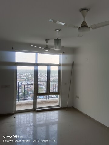 Room in 3.5 BHK Apartment at Omaxe R2, Gomti Nagar – for Rent
