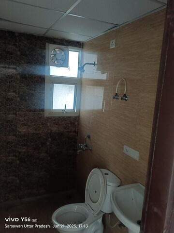 Bathroom in 3.5 BHK Apartment at Omaxe R2, Gomti Nagar – for Rent