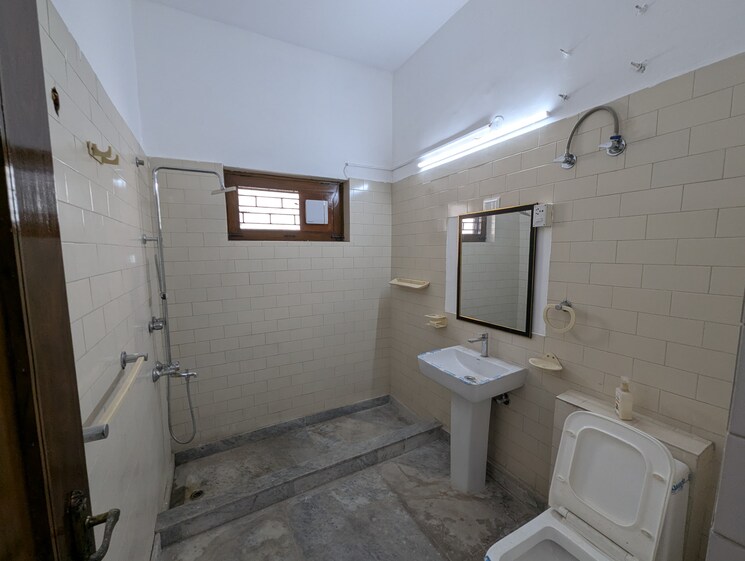 Bathroom, sector 14 5 Bedroom 350 Sq.Yd. Independent House In Sector 14 Faridabad 8853880