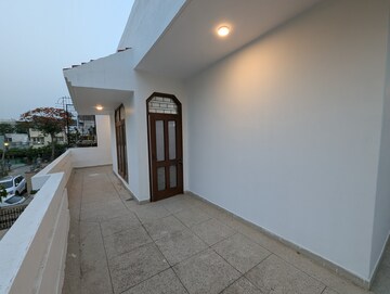 Room in 5 BHK Independent House at Sector 14 – for Rent