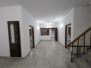 Room in 5 BHK Independent House at Sector 14 – for Rent