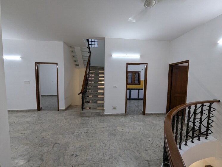 Room, sector 14 5 Bedroom 350 Sq.Yd. Independent House In Sector 14 Faridabad 8853880