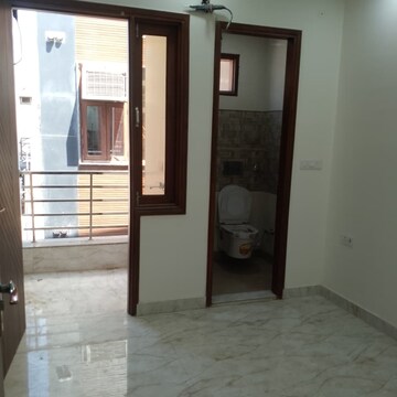 Building Lobby in 2.5 BHK Builder Floor at Shastri Nagar – for Sale