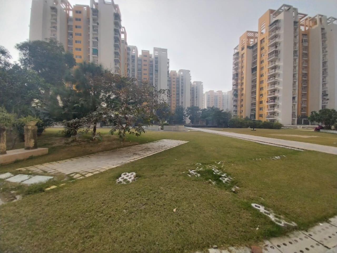 3 BHK + Pooja Room,Servant Room Apartment For Sale in BPTP Park Grandeura