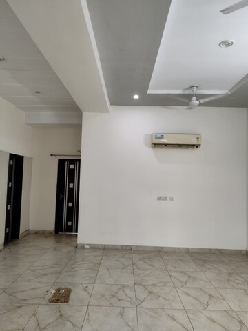 Room in 3 BHK Builder Floor at Vipul World Floors, Sector 48 – for Rent