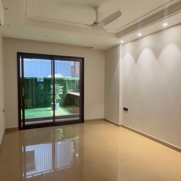 Room in 4 BHK Builder Floor at Uppal Southend, Sector 49 – for Rent
