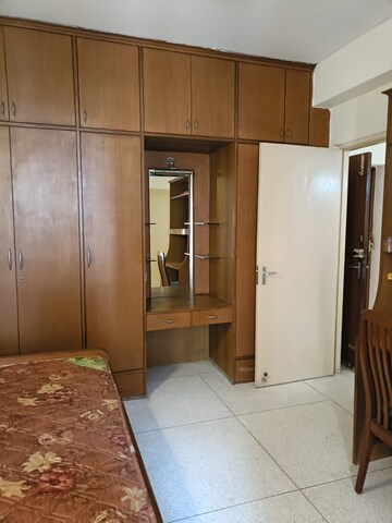 Room in 3 BHK Apartment at DLF The Wellington Estate, Dlf Phase V – for Rent