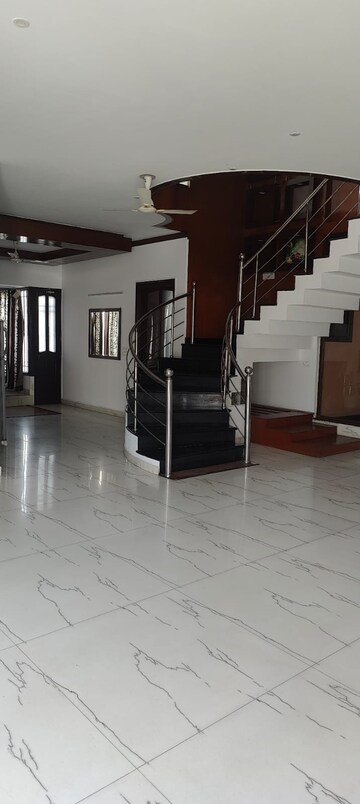 Staircase in 5 BHK Villa at Unitech South City 1, South City 1 – for Rent
